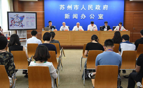 /></p><p>現(xiàn)場(chǎng)，賽事承辦方就本屆賽事的活動(dòng)亮點(diǎn)、獎(jiǎng)項(xiàng)設(shè)置、宣傳互動(dòng)以及安全保障等相關(guān)情況做了詳細(xì)介紹。今年，金雞湖龍舟賽再次被列入&ldquo;同樂江蘇&rdquo;系列活動(dòng)，并舉行&ldquo;同樂江蘇&rdquo;啟動(dòng)儀式。省委宣傳部、省政府新聞辦作為賽事指導(dǎo)單位，對(duì)賽事給予了大力支持，并邀請(qǐng)?jiān)诮K生活的外籍人士組隊(duì)參賽，提升賽事整體高度，擴(kuò)大品牌影響力及號(hào)召力。較之于往屆，今年賽事的參賽隊(duì)伍來源更加豐富，既有以意大利威尼斯為代表的蘇州友好城市隊(duì)，也有來自江蘇省內(nèi)南京、常州等地的隊(duì)伍。金雞湖端午龍舟賽以傳承中華民族傳統(tǒng)文化為核心，通過體育賽事全民參與的形式，傳承中國(guó)傳統(tǒng)文化，促進(jìn)國(guó)際文化間的交流與發(fā)展。</p><p style=