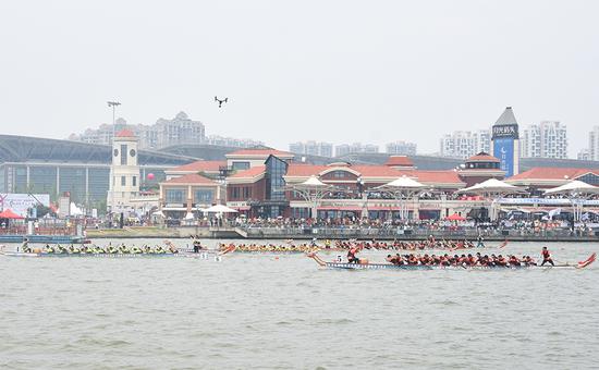 /></p><p>經(jīng)過(guò)預(yù)賽和決賽的兩輪角逐，國(guó)際教育園男子龍舟隊(duì)摘得&ldquo;12人龍舟300米直道競(jìng)速&rdquo;男子組桂冠，女子組則是威尼斯大學(xué)聯(lián)隊(duì)奪冠，22人龍舟300米直道競(jìng)速公開(kāi)組冠軍由外包學(xué)院龍舟隊(duì)獲得。除最受矚目的冠亞季軍隊(duì)伍外，本屆龍舟賽還評(píng)選出了優(yōu)秀組織獎(jiǎng)、最佳團(tuán)隊(duì)協(xié)作獎(jiǎng)、最佳團(tuán)隊(duì)拼搏獎(jiǎng)等多個(gè)團(tuán)隊(duì)優(yōu)秀獎(jiǎng)項(xiàng)。</p><p style=